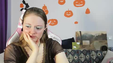 Snapshot of wonderconnie chatting on 10.31.25 wonderconnie online show from 10.31.25