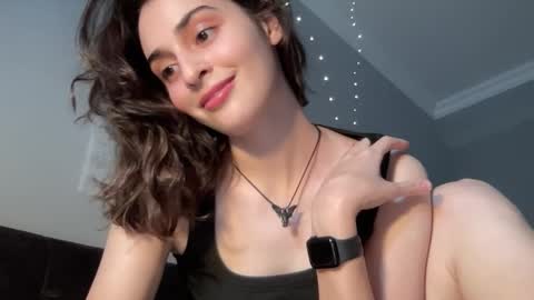 Snapshot of wonderland_stia chatting on 09.15.25 Stia online show from 09.15.25