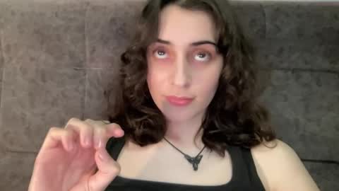 Snapshot of wonderland_stia chatting on 09.23.25 Stia online show from 09.23.25