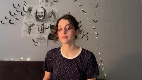 Snapshot of wonderland_stia chatting on 10.29.25 Stia online show from 10.29.25