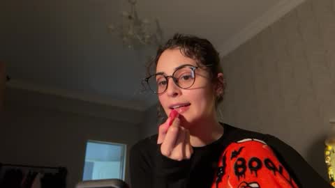 Snapshot of wonderland_stia chatting on 11.26.25 Stia online show from 11.26.25