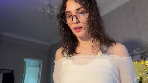 Snapshot of wonderland_stia chatting on 11.27.25 Stia online show from 11.27.25