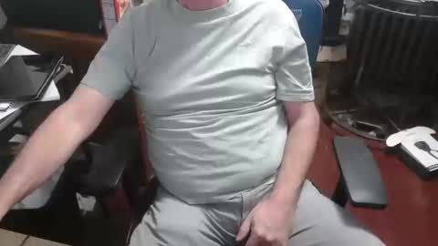 Snapshot of woodworker6473 chatting on 10.18.25 woodworker6473 online show from 10.18.25