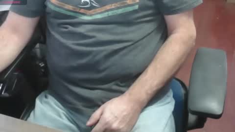 Snapshot of woodworker6473 chatting on 11.03.25 woodworker6473 online show from 11.03.25