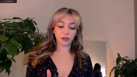 Snapshot of worldsbaby chatting on 09.30.25 worldsbaby online show from 09.30.25