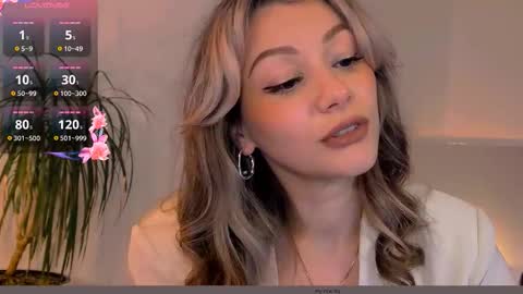 Snapshot of worldsbaby chatting on 10.16.25 worldsbaby online show from 10.16.25