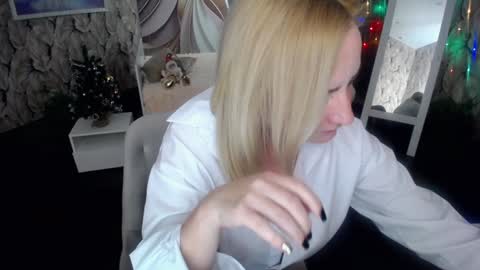 Snapshot of wow_co chatting on 12.11.24 wow_co online show from 12.11.24