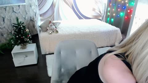 Snapshot of wow_co chatting on 12.12.24 wow_co online show from 12.12.24