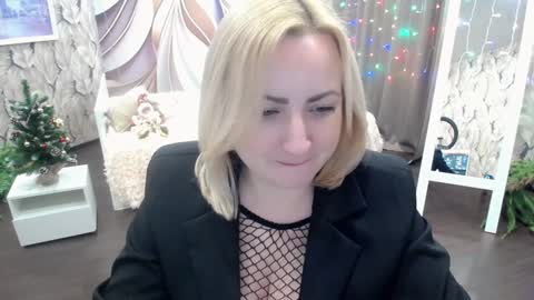 Snapshot of wow_co chatting on 12.17.24 wow_co online show from 12.17.24