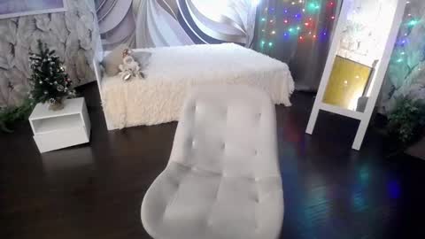 Snapshot of wow_co chatting on 12.20.24 wow_co online show from 12.20.24