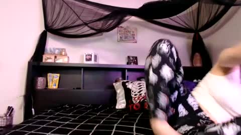 Snapshot of wrenleigh chatting on 06.12.26 Crystal Lake online show from 06.12.26