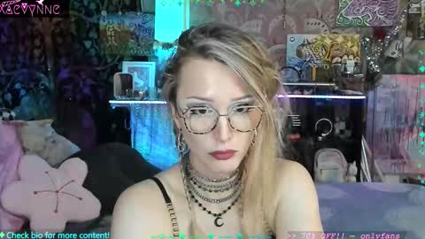 Snapshot of xaevynne chatting on 11.29.25 Xaevynne Sometimes Milla Milla The Cute as a Buttom Brunette online show from 11.29.25