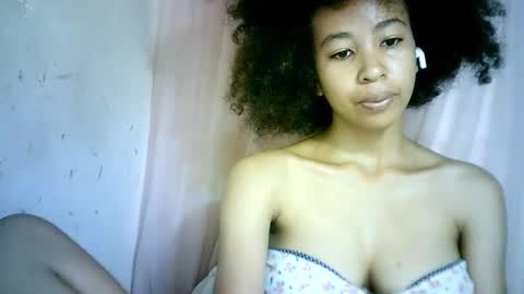 Snapshot of xenna610827 chatting on 02.12.25 xenna610827 online show from 02.12.25