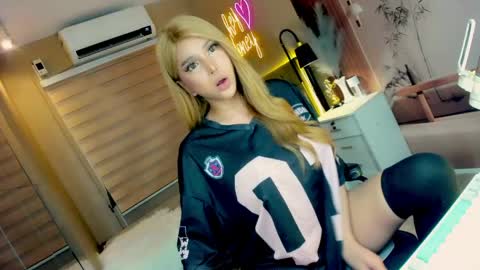 Snapshot of xhey_honeyx chatting on 06.08.26 hey honey online show from 06.08.26