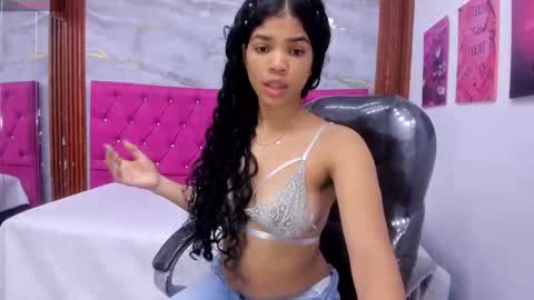 Snapshot of ximena_ruiz18 chatting on 06.04.26 Ximena Ruiz online show from 06.04.26