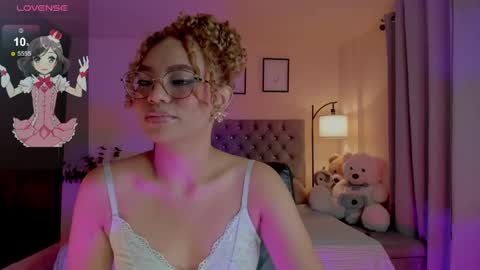 Snapshot of ximena_sotto1 chatting on 04.28.26 camila online show from 04.28.26