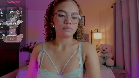 Snapshot of ximena_sotto1 chatting on 04.28.26 camila online show from 04.28.26