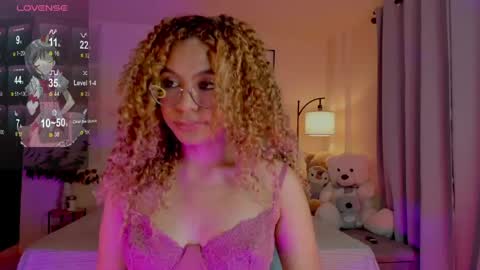 Snapshot of ximena_sotto1 chatting on 05.27.26 camila online show from 05.27.26