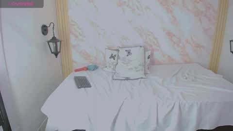 Snapshot of xiomy_fox chatting on 04.22.26 XiomyFox online show from 04.22.26