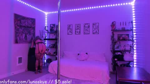 Snapshot of xlunaskye chatting on 11.10.25 online show from 11.10.25