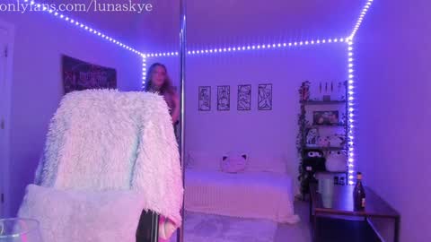 Snapshot of xlunaskye chatting on 11.12.25 online show from 11.12.25