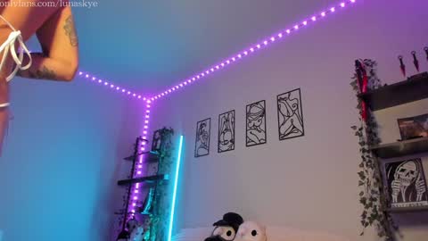 Snapshot of xlunaskye chatting on 01.06.26 online show from 01.06.26