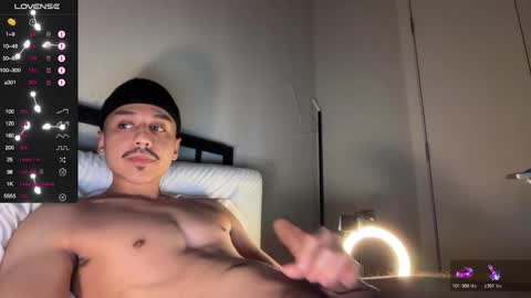 Snapshot of xmomentumx chatting on 11.12.25 xmomentumx online show from 11.12.25