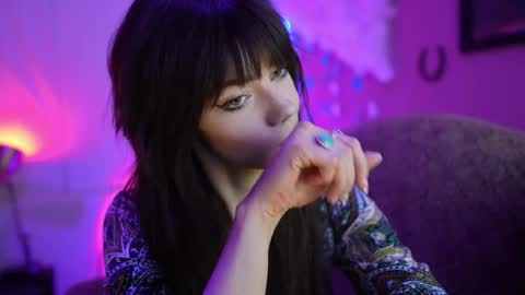 Bella Bondai online show from 02.23.25