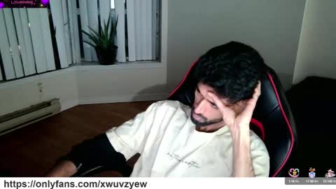 Snapshot of xwuvzyew chatting on 01.18.25 x online show from 01.18.25