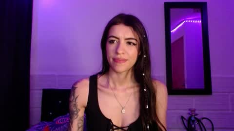 Snapshot of xx_johnson_xx chatting on 11.22.25 VALE online show from 11.22.25