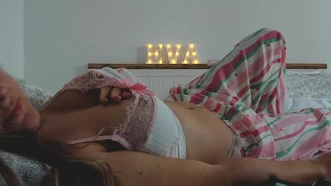 Snapshot of xxevadreamxx chatting on 11.06.25 Eva online show from 11.06.25