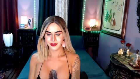 Snapshot of xxqueenofperfectionxx chatting on 01.12.25 urperfection kelly online show from 01.12.25