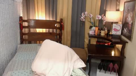 QUEENCY online show from 04.12.26