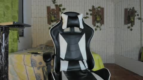 Snapshot of yacksson_lawrence chatting on 12.21.24 yacksson_lawrence online show from 12.21.24