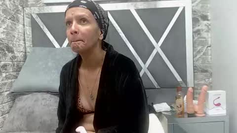 Snapshot of yanetrose chatting on 09.22.25 yanetrose online show from 09.22.25