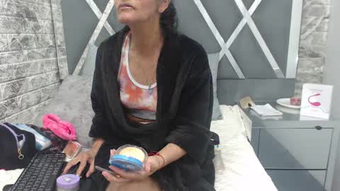 Snapshot of yanetrose chatting on 10.14.25 yanetrose online show from 10.14.25