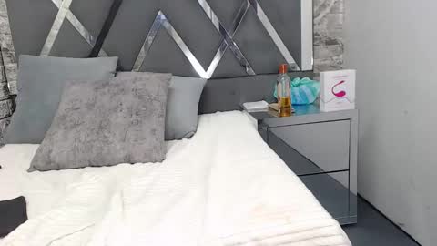 Snapshot of yanetrose chatting on 11.15.25 yanetrose online show from 11.15.25