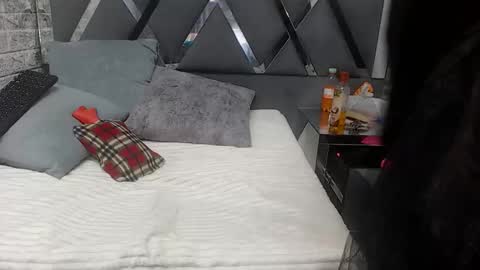 Snapshot of yanetrose chatting on 12.15.25 yanetrose online show from 12.15.25