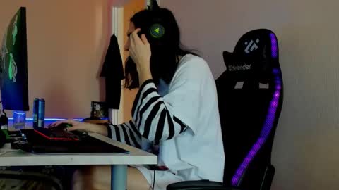 yang_nymph online show from 09.22.25