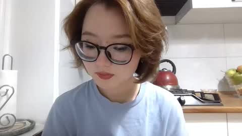 Snapshot of yanverfaille chatting on 10.07.25 Lily online show from 10.07.25