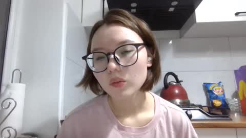 Snapshot of yanverfaille chatting on 10.08.25 Lily online show from 10.08.25