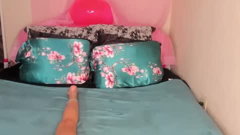 Snapshot of yasminayazzie chatting on 01.30.25 Yasmina online show from 01.30.25