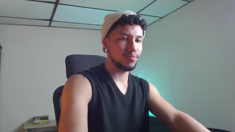 Snapshot of yeff_stone chatting on 10.30.25 yeff online show from 10.30.25