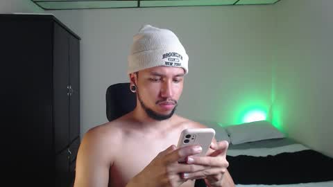 Snapshot of yeff_stone chatting on 11.06.25 yeff online show from 11.06.25