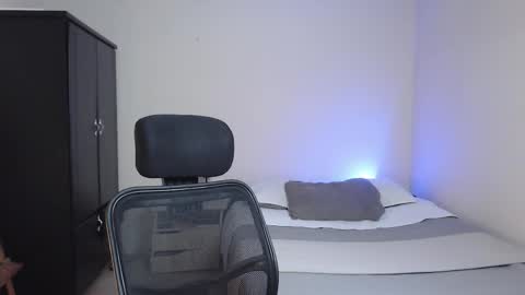 Snapshot of yeff_stone chatting on 12.18.25 yeff online show from 12.18.25