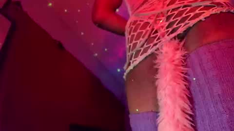 Ella Ts online show from 10.31.25