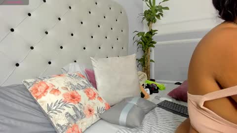 roxie reyes  online show from 02.15.25