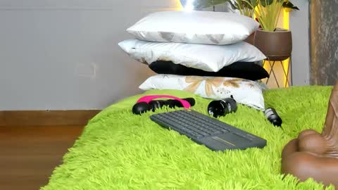 roxie reyes  online show from 12.22.25