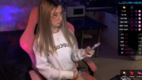 Snapshot of yngmilf_ chatting on 12.14.24 online show from 12.14.24