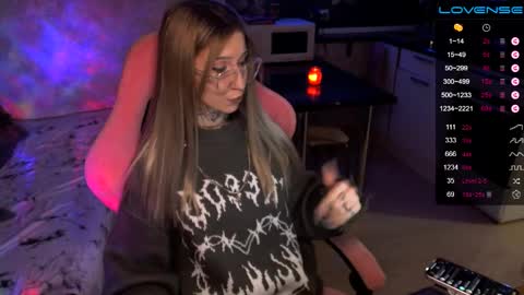 Snapshot of yngmilf_ chatting on 12.15.24 online show from 12.15.24